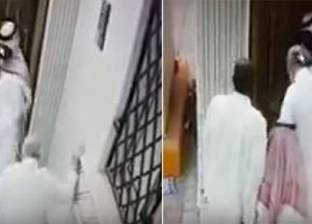 بالفيديو| لصوص يسرقون مسنًا على باب المسجد