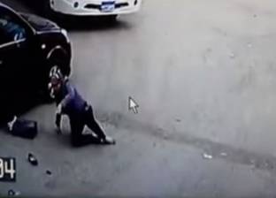 بالفيديو| لص يسحل سيدة بسيارته بعد فشله في سرقة حقيبتها