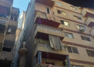 بالفيديو.. نجاة رجل من الموت إثر انهيار "بلكونة النحس" في الإسكندرية