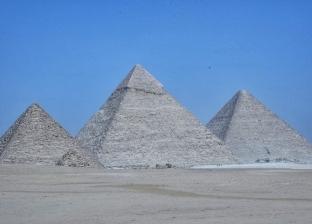 «السياحة»: طريقة بناء الأهرامات وتواجدها بمناطق صحراوية قلل من تأثرها بالزلازل