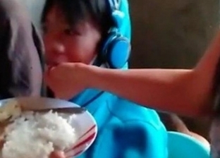 فيديو| سيدة تطعم ابنها المراهق رفض التوقف عن ألعاب الفيديو لـ48 ساعة