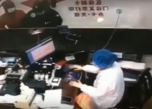 "هعطس في وشك أموتك".. صيني يسعل في وجه طبيبتين رفضتا إعطاءه الدواء (فيديو)