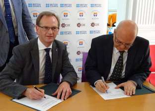 رئيس جامعة الزقازيق يوقع اتفاقية تعاون علمي مشترك مع جامعة بريطانية
