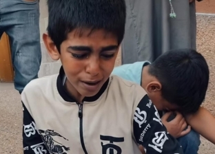 طفل فلسطيني ينهار أمام جثمان والده بعد استشهاده في غزة.. كلماته تهز القلوب