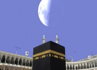 القمر يتعامد على الكعبة.. ظاهرة بديعة تزين سماء مكة المكرمة غدا