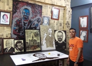 «محمد» يرسم المشاهير بأدوات جديدة.. «صلاح» بالشاي و«رمضان» بقشر اللب (فيديو)