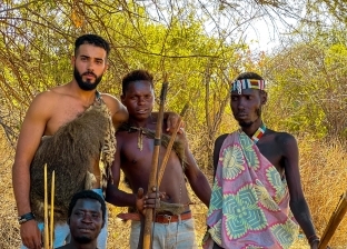 «محمد» يخوض مغامرة في أدغال أفريقيا.. قبيلة بدائية تأكل أي شيء (صور)