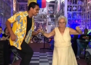 «سالسا» بعد الـ70.. مسنة كولومبية تبهر المتابعين بمهاراتها في الرقص