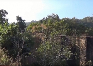 بالفيديو| لحظة هدم جسر حجري انتهت بكارثة