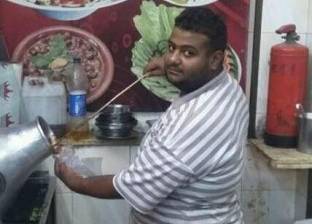 بالصور| مدرس لغة عربية يلجأ للعمل بمطعم "فول": "أكل العيش"