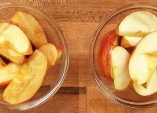 لماذ يتحول التفاح إلى اللون البني بعد تقطيعه؟