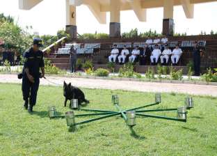 رئيس أكاديمية الشرطة يشهد بيانا عمليا لـ40  كلبا بوليسيا