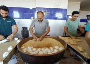 مصانع الحلوى في يوم المولد النبوي.. خلية نحل تعمل لتوفير الطلبات بالفيوم