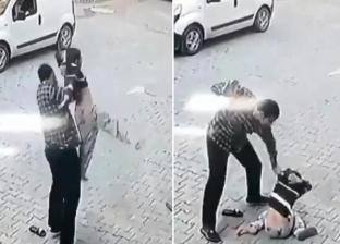 فيديو.. طفل سوري "طلب مساعدة" يتعرض للضرب بوحشية من صاحب محل تركي