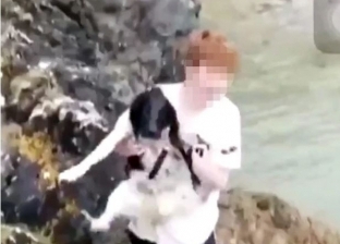 بالفيديو| "من أجل التصوير".. مراهق أمريكي يلقي كلبا في البحر