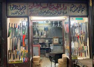 من أقدم محل سكاكين في الجيزة.. «محمد» يحافظ على تراث أجداده بآلات عتيقة