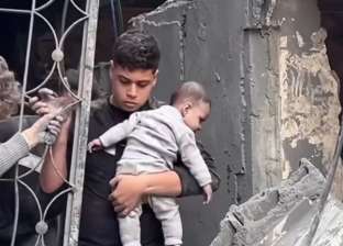 مقطع فيديو يوثق لحظة إنقاذ طفل رضيع من تحت الأنقاض في غزة