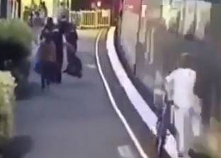 بالفيديو| امرأة تسقط تحت عجلات قطار وتنجو بأعجوبة