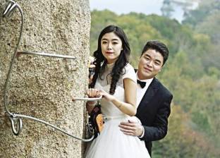 عروسان صينيان يتسلقان الجبل فى «ليلة العمر»