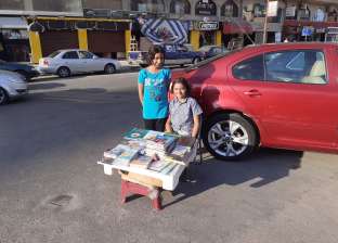 "بتول ويسر".. تساعدان والدتهن في بيع الكتب على أرصفة "سموحة": "الشغل مش عيب"