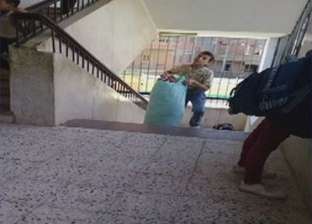 بالفيديو والصور| تلاميذ ينظفون مدرستهم بالدقهلية.. والمحافظ يرد