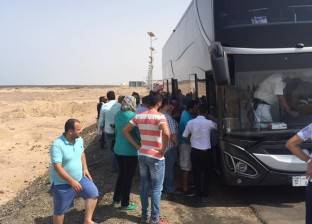 بالصور| الشرطة تنقذ ركاب حافلة شركة نقل شهيرة تعطلت بهم في "الصحراء"