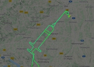 في رحلة عمرها 104 دقائق.. طيار يرسم حقنة في السماء لدعم لقاح كورونا