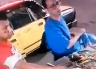 كاميرا تفضح سائق تاكسي استولى على محفظة شاب في الإسكندرية «فيديو»
