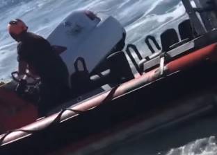 بالفيديو| لحظة إنقاذ رجل سقطت سيارته في ميناء