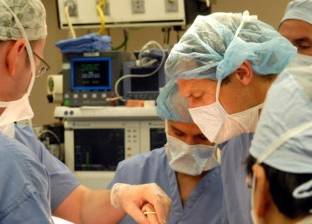 طفل أمريكي يخضع لـ26 عملية جراحية تشبه "زراعة الثدي"