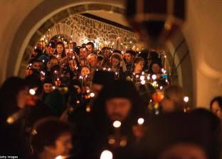 بالفيديو| الأقباط يحتفلون بـ سبت النور في كنيسة القيامة