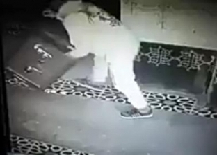 فيديو يرصد لحظة سرقة شاب لـ «صندوق زكاة» مسجد