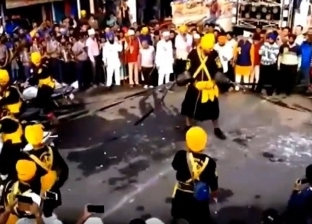 بالفيديو| ضابط شرطة هندي يستوقف 6 دراجات نارية بشكل خارق