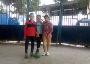 3 أصدقاء يلعبون كرة قدم فى محطة مترو الجيزة: «بتجرى فى دمنا»