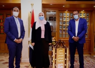 المتعافون من الإدمان يهدون وزيرة التضامن فانوس رمضان من تصميمهم