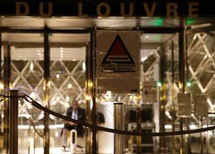 كورونا وإضرابات وسيول.. متحف اللوفر في باريس يغلق أبوابه