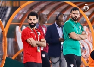 محمد صلاح يؤازر لاعبي منتخب مصر أمام كاب فيردي.. ابتسامات ودعوات ونصائح (صور)