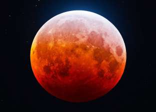الخسوف الكلي للقمر .. أول صور لـ«قمر الدم» العملاق في 2021