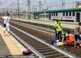 بالصور | "سيلفي سخيف".. شاب يلتقط صورة بجوار امرأة صدمها قطار