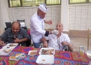 معاه بكالوريوس تجارة.. حكاية «شيف» يطعم المشردين في رمضان