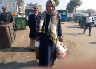 «عم محمد» سبعيني يبيع الشاي بشوارع السيدة عائشة منذ صغره: نفسي في عمرة