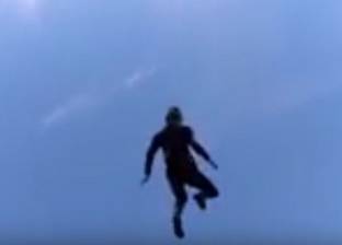 بالفيديو| مغامر يقفز من ارتفاع 10 آلاف قدم عن الأرض