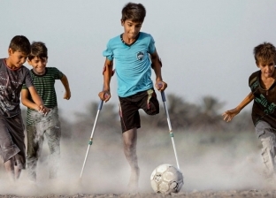 الرغبة في الحياة.. حكاية صورة غيّرت مسيرة طفل عراقي فقد ساقه قبل 10 أعوام