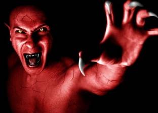بالفيديو| لقطة مرعبة.. جسد دور الشيطان في مسرحية فحرقت النيران جسده