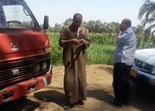 ضبط سيارة تلقي مخلفات صرف بأرض زراعية ببني مزار في المنيا