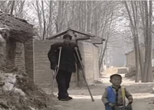 بالفيديو| بعد 11 عاما بـ"عكازين".. أطول رجل صيني يتمكن من السير بمفرده