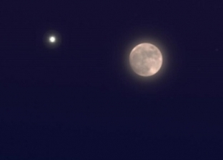 القمر يقترن بـ«عملاق المجموعة الشمسية» غدا.. ظاهرة ترصد بالعين المجردة
