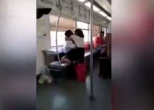 بالفيديو| "احترس من الستات في المواصلات".. صينية "تعض" رجلا في المترو