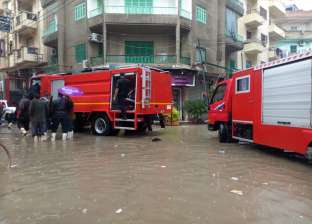صور.. الحماية المدنية تشارك في سحب مياه الأمطار من شوارع كفر الشيخ