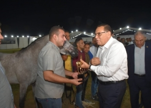 محافظ الشرقية يسلم جوائز مسابقة جمال الخيول العربية